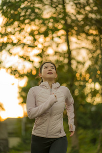 女人 健康 日落 日本人 城市 太阳 森林 韩国人 马尾