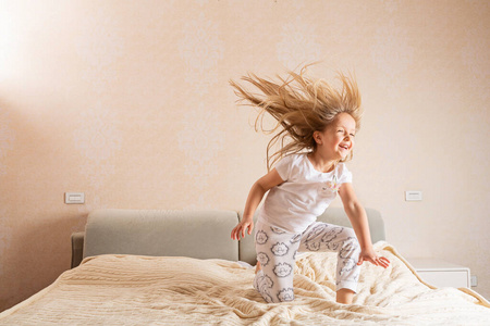快乐 活力 保护 乐趣 早晨 卧室 家庭 小孩 白种人 童年