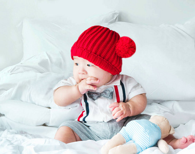 童年 父母 家庭 可爱极了 新生儿 美丽的 玩具 毯子 白种人