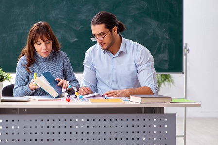 年轻的女学生和男老师在教室里