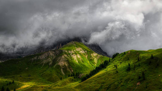 山谷 薄雾 小山 美丽的 白云石 自然 暴风雨 风景 草地