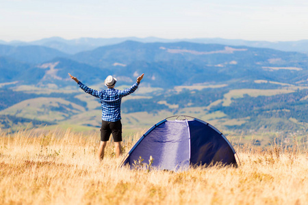 举起双手男人图片