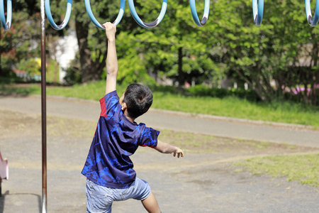 地面 学生 微笑 领域 运动场 五年级学生 外部 人类 广场