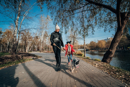 小孩牵狗图图片