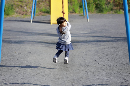 小孩 运动型 幼儿园 冒险 蓝天 电线 日本人 人类 女人