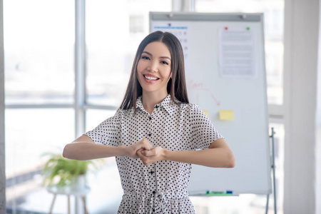 年轻的手语翻译微笑着工作着照片