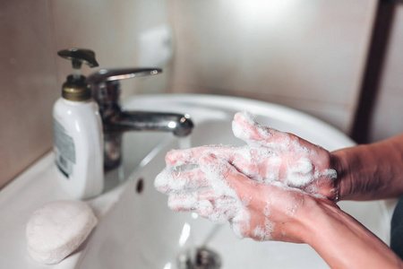男人洗手以防冠状病毒
