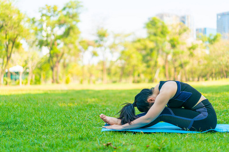 训练 自然 活动 瑜伽 女孩 美女 照顾 身体 阳光 公园