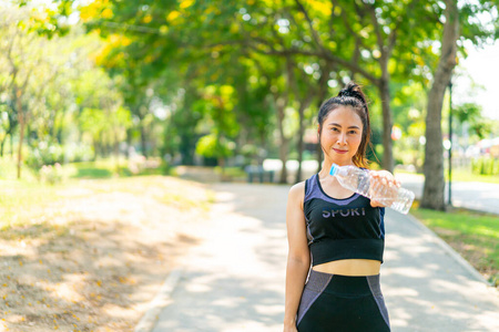 漂亮的 美丽的 自然 女孩 瓶子 放松 女人 青少年 饮酒