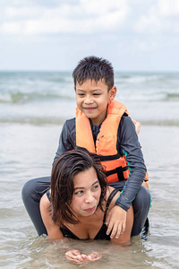 自然 女人 快乐 男人 假日 亚洲 童年 男孩 儿子 夏天