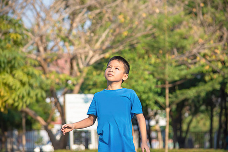 幸福 自然 白种人 蹒跚学步的孩子 男孩 可爱的 高兴地