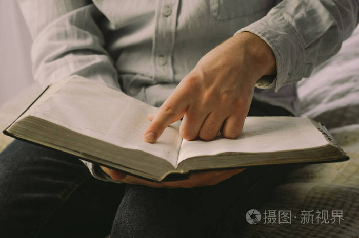基督徒手里拿着圣经读圣经信仰的概念