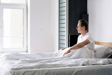 早晨 窗口 轮廓 床上用品 复制空间 幸福 白种人 卧室