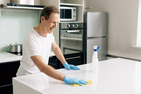 男人 复制空间 厨房 家务 卫生 打扫 桌子 家庭 幸福