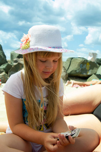 海滩上玩纸牌的小女孩