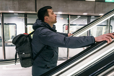 通勤 旅行者 成人 旅行 乘客 生活 交通 通信 背包 地铁