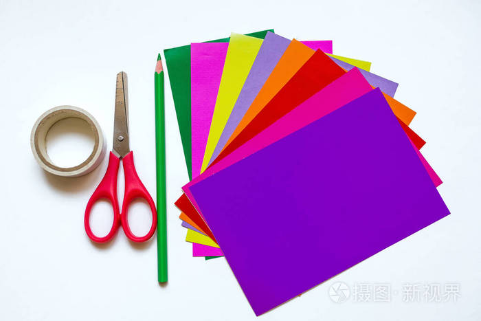 如何在家里用彩纸做一朵花第1步准备8张不同颜色的纸剪刀胶带绿铅笔