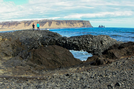 冰岛南部海洋上美丽的玄武岩悬崖