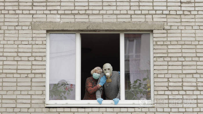 年迈的祖父母被隔离在家里呆在窗口冠状病毒