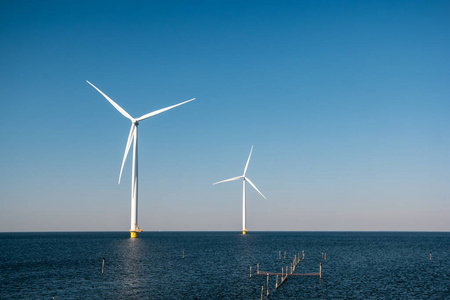 荷兰欧洲的海上风力发电厂公园绿色能源，海上和陆地的风力涡轮机提供绿色能源产业