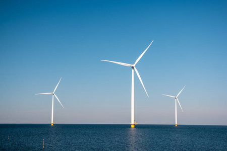 荷兰欧洲的海上风力发电厂公园绿色能源，海上和陆地的风力涡轮机提供绿色能源产业