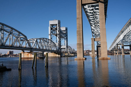 三种不同风格的桥矗立在水面上图片