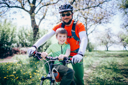 教学 自行车 照顾 小孩 成人 闲暇 安全 头盔 假期 学习