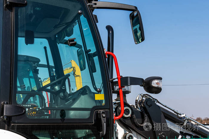 新拖拉机驾驶室的特写照片