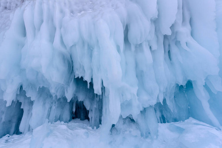 冬季贝加尔湖冰壁上的冰柱背景
