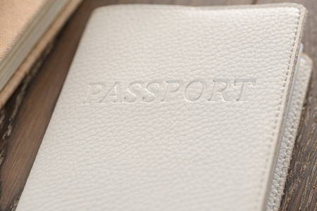 木桌上白色封面护照的特写镜头