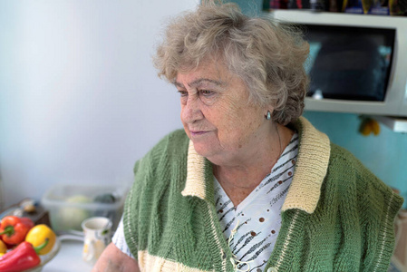退休 祖母 成熟 孤独的 悲伤 老的 成人 孤独 思考 年龄