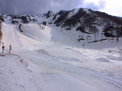 雪白的空山滑雪缓坡。罗莎库托，索契，俄罗斯。