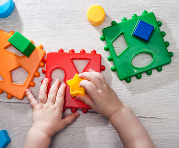 儿童玩蒙台梭利玩具，教育玩具，安排和分类的颜色和大小。