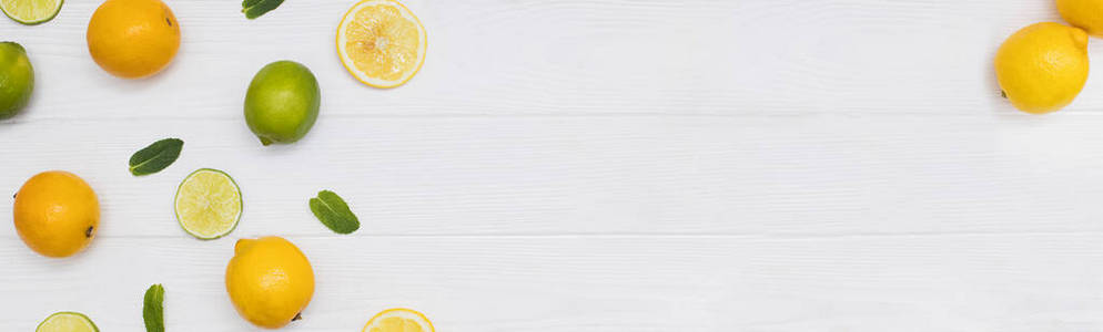 五颜六色的黄色柠檬，切成两半，上面插着薄荷枝