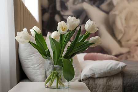 在室内 安慰 趋势 要素 花瓶 床边 郁金香 房子 优雅