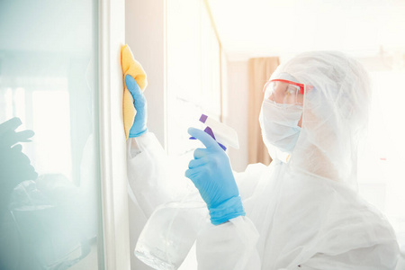 生化服室内消毒清洁，防止病毒和微生物感染。冠状病毒保护概念