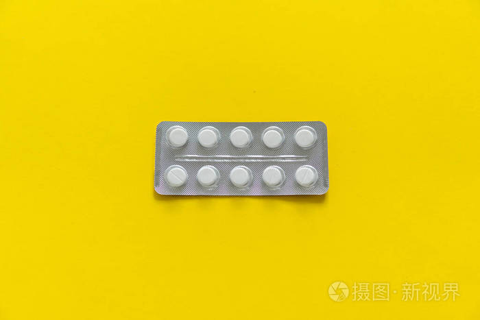包里药片的俯视图黄色背景的白色药丸药品药物止痛药片剂药物抗生素