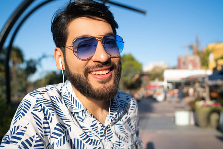 技术 城市 头戴式耳机 微笑 男人 音频 装置 声音 耳机