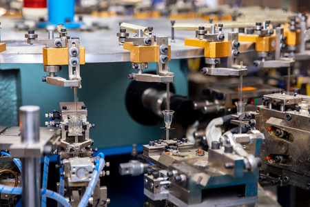 玻璃灯灯泡厂自动车间输送机照片