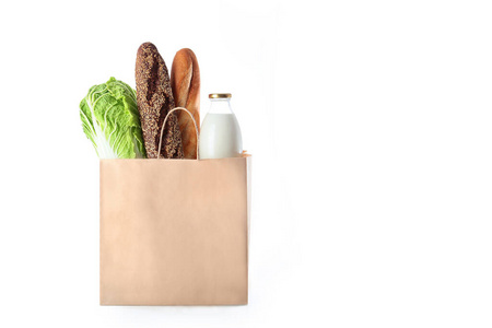 白底牛奶和其他产品的手工纸袋.孤立的物体.空间的副本.照片