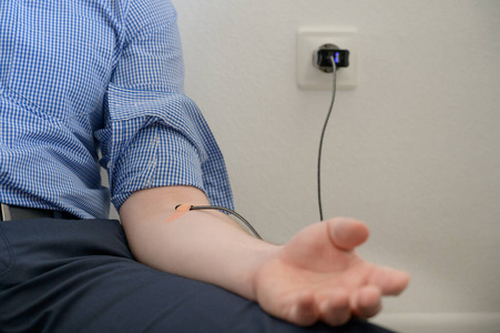 一个充电器连接在手上.从网络中自行收费.