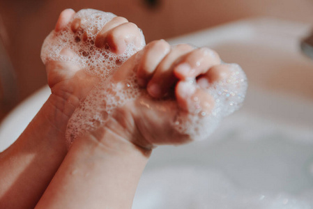 卫生 肥皂 照顾 童年 防止 细菌 洗澡 病毒 疾病 蹒跚学步的孩子