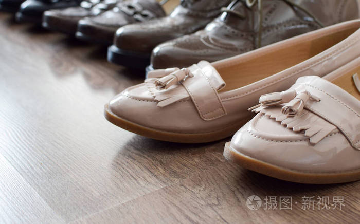 休闲鞋和其他复古风格的鞋子站在木地板上