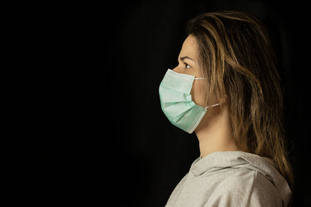 蒙面女人看着镜头.