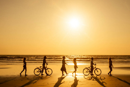 六个朋友在印度果阿的海滩上聚会，一起度过时光