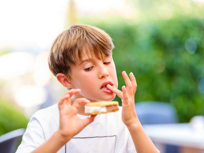 可爱的 希望 男孩 寒冷的 甜点 夏天 点心 肖像 食物