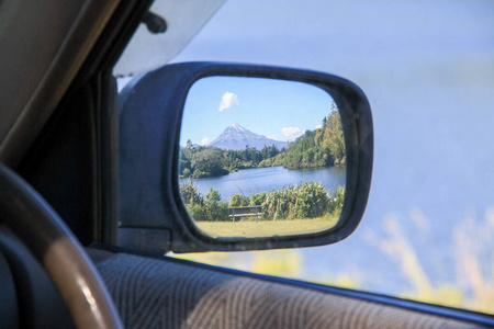 新西兰塔拉纳基山Mount Taranaki in a Side mirror，新西兰