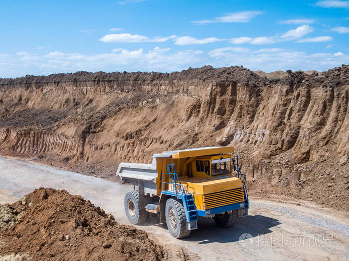 采矿车采石场作业专用设备鸟瞰图