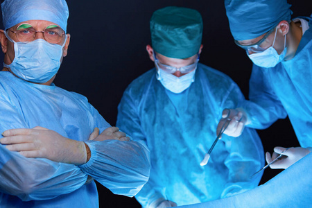 在手术室工作的一群外科医生都是蓝色的。手术医疗队