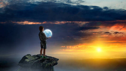 着月亮的男孩母亲和婴儿特写肖像, 笑脸, 欧洲家庭图片,可爱的小女孩